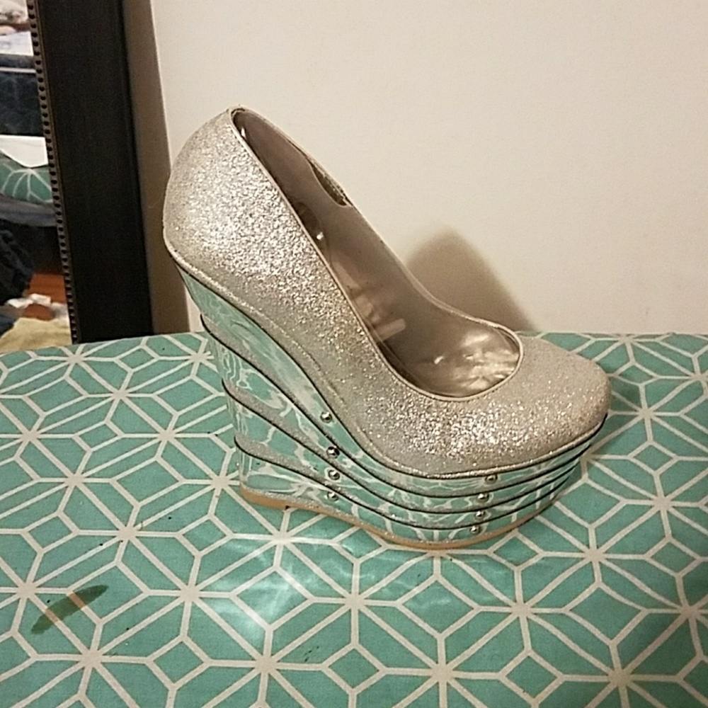 Wedge mirror shoe